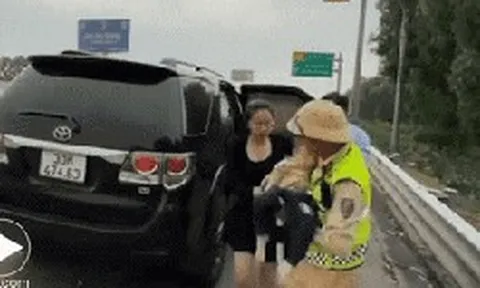Một gia đình hốt hoảng, cầu cứu lực lượng CSGT trên cao tốc