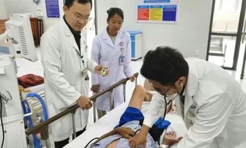 Đang đi du lịch bỗng đột quỵ, người đàn ông chi 300 triệu đồng gọi trực thăng cấp cứu vào bờ