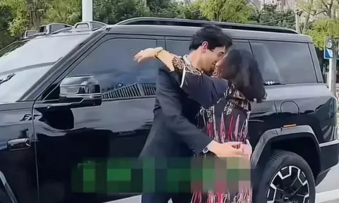 Chàng tiếp viên 26 tuổi kết hôn với nữ đại gia U50, dung mạo cô dâu khiến nhiều người bất ngờ