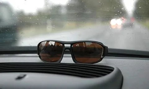 Đeo kính râm: Ghi nhớ ngay “3 nhớ 2 không” để bảo vệ mắt đúng cách