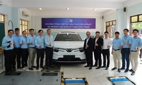 VinFast tặng trường đào tạo nghề xe VF8, tìm nhân lực cho 600 xưởng dịch vụ
