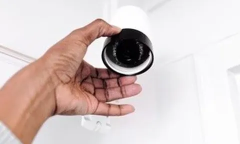 Bác sĩ bí mật lắp camera quay lén đồng nghiệp rồi tống tiền