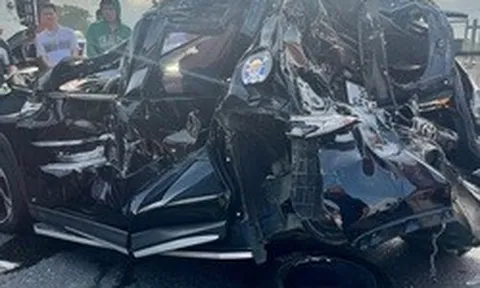 Hiện trường kinh hoàng vụ tai nạn liên hoàn 6 xe trên cao tốc, có xe bị vò nát