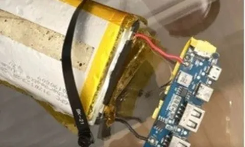 Được tặng bó hoa tốt nghiệp, cô gái sốc nặng khi phát hiện thứ bên trong