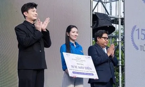 Trích tiền thưởng hơn 700 triệu đồng, nữ sinh viên mua xe máy điện tặng bạn
