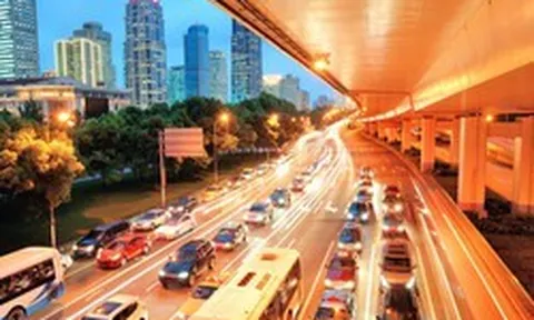 Mức phạt lỗi ô tô vượt bên phải xe khác theo quy định mới nhất