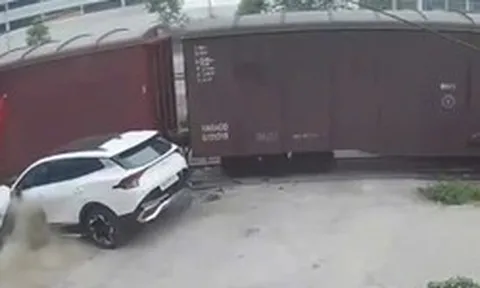 VIDEO: Tàu hỏa tông xe ô tô con tại lối đi tự mở