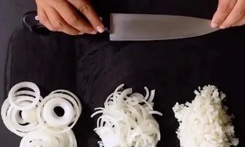 “2 nhớ, 1 không” đơn giản giúp cắt hành tây không bị cay mắt