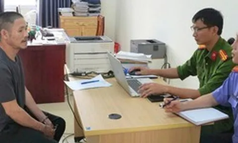 Xin bỏ qua lỗi vi phạm nồng độ cồn không được, mở cốp xe máy lấy búa đánh liên tiếp vào đầu CSGT