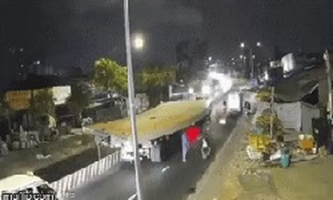 Kinh hoàng khoảnh khắc tấm thép hơn 10 tấn rơi đè bẹp cabin xe rác, tài xế tử vong