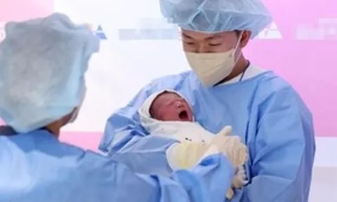 Em bé đầu tiên chào đời sau 17 năm, cả làng mở tiệc ăn mừng