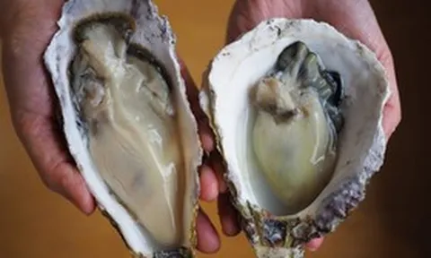 Ăn hải sản kiểu "lạ đời", người đàn ông suýt chết vì điều này