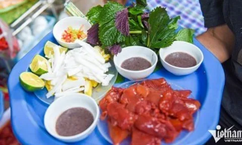 Món ăn 'hạ hỏa' ngày nắng nóng ở Hà Nội, hương vị gây tranh cãi vẫn hút khách