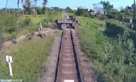 Khoảnh khắc xe công nông bị tàu hỏa húc văng khi băng qua đường sắt, 3 ông cháu thương vong