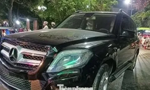 Ô tô Mercedes GLK 250 đâm liên hoàn nhiều xe máy trong khu đô thị ở Hà Nội