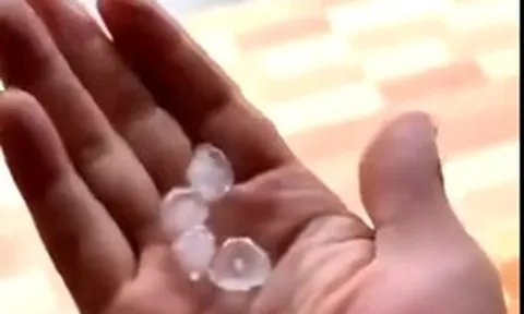 Clip: Đang nắng như đổ lửa, Đà Nẵng bất ngờ hứng mưa đá