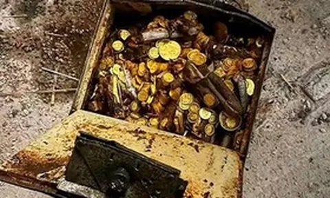 Anh thợ sửa ống nước sốc nặng khi nhặt được kho báu chứa 30kg tiền vàng