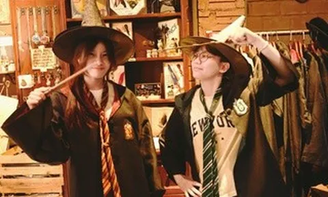 VIDEO: Quán cà phê "phù thủy" giữa lòng phố cổ Hà Nội làm mê mẩn giới trẻ và khách tây