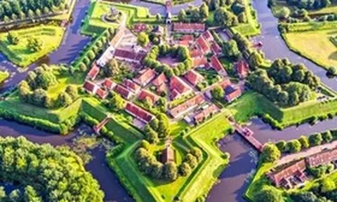 Khung cảnh yên bình ở ngôi làng độc đáo, có tuổi đời hàng trăm năm