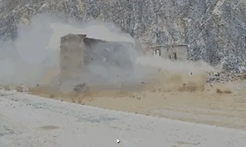 VIDEO: Xe tải nghi mất phanh lao dốc gây tai nạn khiến 2 tài xế tử vong