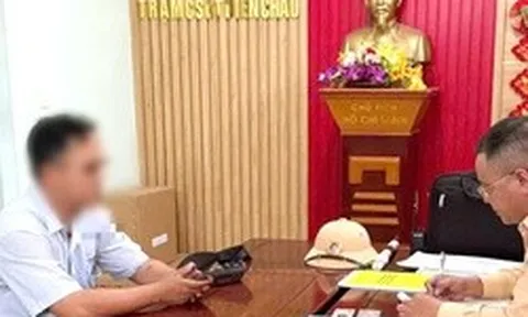 CLIP: Xe tải cố tình vượt đèn đỏ đường sắt, tông hỏng gác chắn