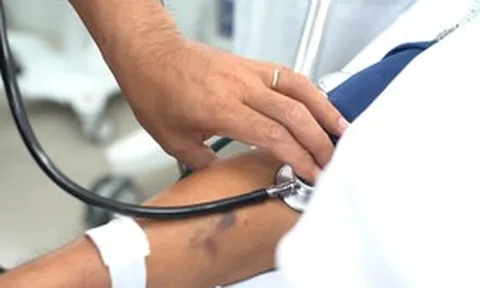 Cụ ông 74 tuổi hoang mang vì triệu chứng tiểu tiện "bất thường"