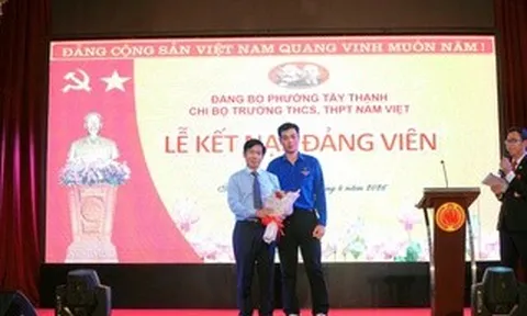 Nguyên Phó Chủ tịch nước Trương Mỹ Hoa dự lễ kết nạp Đảng viên mới cho 2 học sinh ở TPHCM