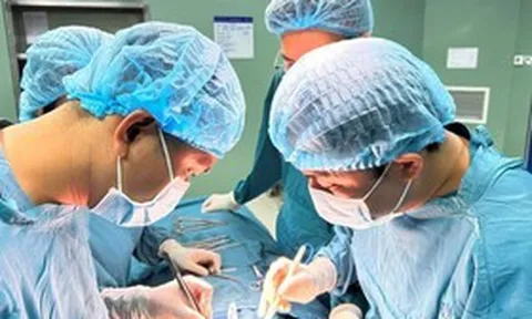 Bé gái 7 tuổi mệt mỏi, da xanh: Biết sự thật gia đình không khỏi rùng mình