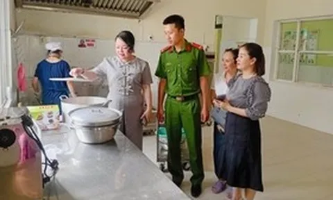 Huế kiểm tra đột xuất an toàn thực phẩm tại các bếp ăn của nhiều trường học
