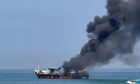 CLIP: Nổ lớn, cháy tàu chở dầu ngoài khơi Liên Hương