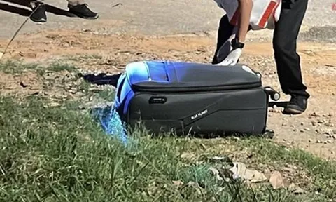 Phát hiện chiếc vali bí ẩn bên đường, mở ra thấy cảnh tượng "nổi da gà"