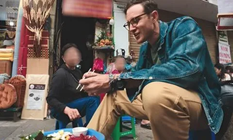 Khách Tây thử món mát lạnh, giòn sần sật ở vỉa hè Hà Nội, khen ngon khó tin