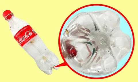 Vì sao đáy chai nước ngọt bằng nhựa thường có hình cánh hoa?