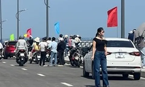 Công an khuyến cáo "nóng" việc dừng, đỗ xe trên cầu vượt cửa biển để check-in
