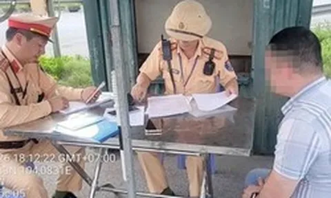 Vi phạm nồng độ cồn bị tước giấy phép lái xe, một cán bộ xã vẫn lái xe trên cao tốc