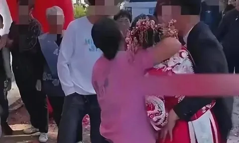 Hai người lạ xông vào đám cưới đòi tiền, cô dâu “chết lặng” và cái kết không ai ngờ