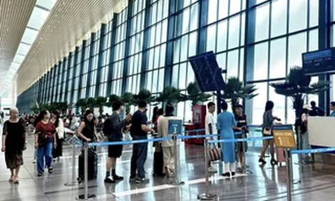 Người dân ùn ùn trở lại TPHCM sau lễ, giá vé máy bay từ Hà Nội vào Nam cao ngang dịp Tết
