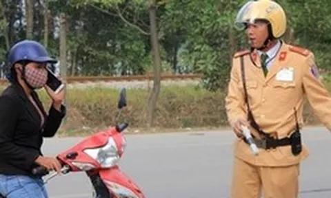 Mức phạt lỗi dùng điện thoại khi lái xe mới nhất 2026 đối với tất cả các loại xe, tài xế chú ý