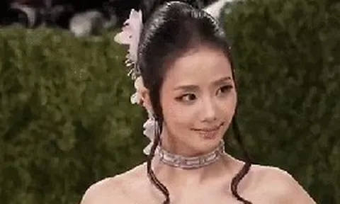 Sốc: Jisoo (BLACKPINK) bị tố lấy cắp quần áo