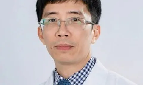 Giáo sư HOT nhất MXH cứu người trên máy bay: Là Giám đốc Trung tâm Đột quỵ tại bệnh viện hàng đầu Việt Nam, 49 tuổi được phong hàm GS trẻ nhất năm 2025