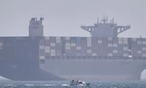 VIDEO: Tên lửa, UAV Iran tấn công tàu Mỹ đi qua eo biển Hormuz