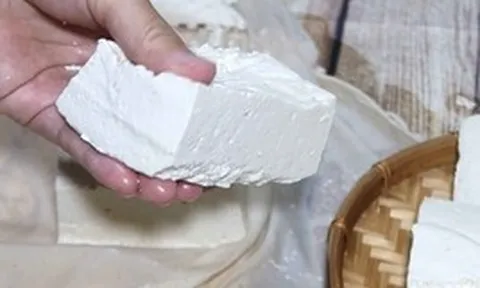 Nói thật: Ra chợ thấy 4 loại đậu phụ này, được cho không cũng đừng dại mang "mầm bệnh" về nhà
