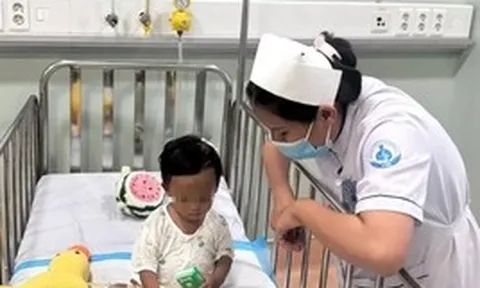 Rơi nước mắt nghe bé trai 2 tuổi bị bạo hành khóc gọi mẹ mỗi đêm