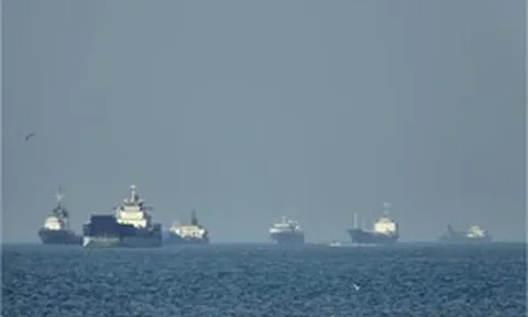 Siêu tàu chở dầu của Trung Quốc di chuyển qua eo biển Hormuz