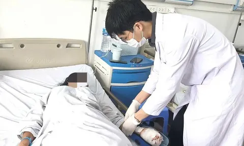 Thành công nối lại ngón tay gần đứt rời cho người phụ nữ 53 tuổi