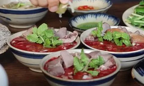 31 người nghi ngộ độc thực do ăn tiết canh vịt