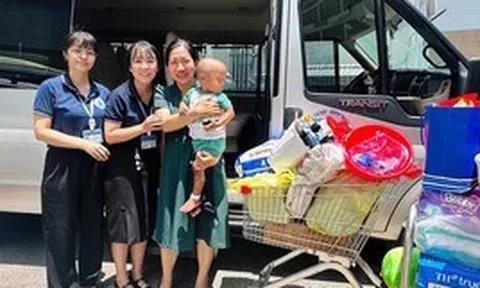 Bé trai 2 tuổi bị mẹ và người tình bạo hành được xuất viện