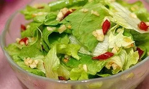 Một phụ nữ 35 tuổi bữa nào cũng ăn xà lách, 6 tháng sau bác sĩ ngạc nhiên: "Cô đã ăn gì vậy?"