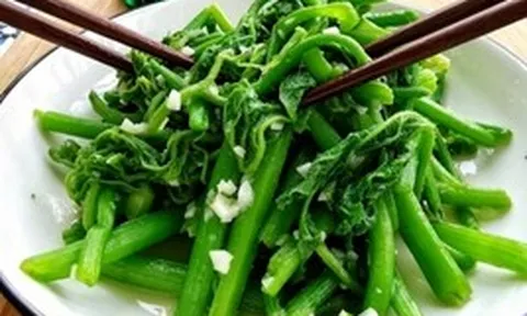 Quên salad đắt đỏ đi, mớ rau vài nghìn đồng ngoài chợ này mới là "chổi quét mỡ" đỉnh nhất mùa xuân!