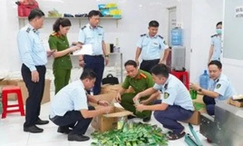 "Đột kích" xưởng sản xuất hàng chục ngàn chai dầu gió giả ở Tây Ninh